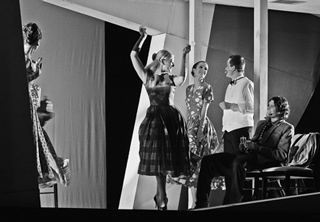 • Сцена из спектакля “Шербурские зонтики” Фото В.ЛУПОВСКОГО