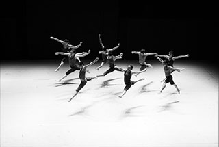 • Сцена из спекталя “Deca Dance”. Фото предоставлено Чеховским  фестивалем