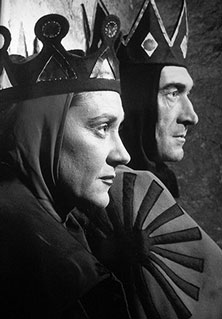 • Мария Казарес и Жан Вилар в спектакле “Макбет”