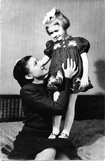 • Елизавета Суриц с дочерью. Конец 1940-х