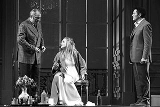 • Сцена из спектакля "Травиата". Фото Марко Брешиа и Руди Амизано предоставлены пресс-службой театра "Ла Скала"