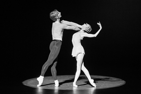 Сцена из балета “Duo concertant”. Фото Sebastien Mathe © Opera national de Paris