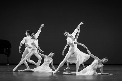 Сцена из балета “Семь сонат”. Фото Sebastien Mathe © Opera national de Paris