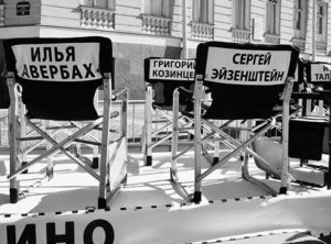 Во время фестиваля “Виват кино России!” прошел парад старых киноавтомобилей, и вот такую платформу сделала художник Вера Зелинская