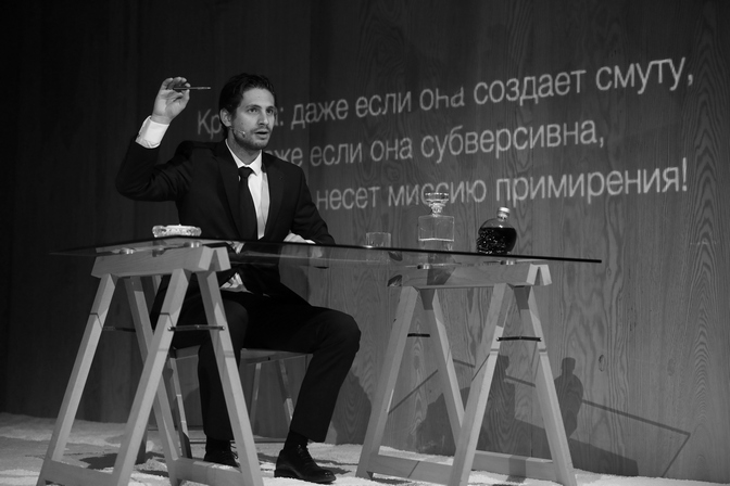 Александр Молочников в спектакле "Ночной писатель". Фото С.ЛЕВШИНА