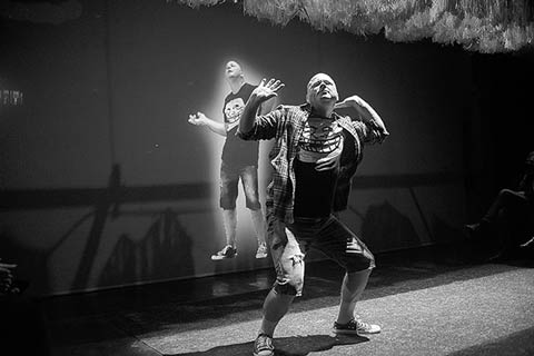 Сцена из спектакля “Я танцую как дебил”. Фото С.ГАЗЕТОВА