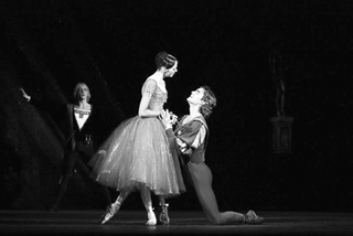 • Сцена из балета “Ромео и Джульетта” Фото Д.ЮСУПОВА
