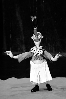 • Сцена из спектакля “Цирк на ниточках”