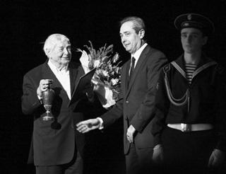 • В.В.Фокин вручает премию Ю.П.Любимову. Фото В.ЛУПОВСКОГО
