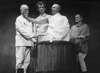 • Сцена из спектакля Театра им. Моссовета “Фома Опискин”. 1995