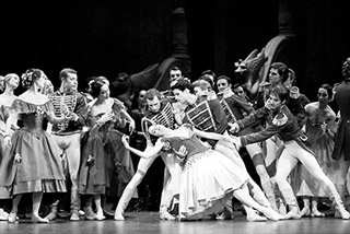 • Сцена из балета “Пахита”. Фото Кристофа Пеле