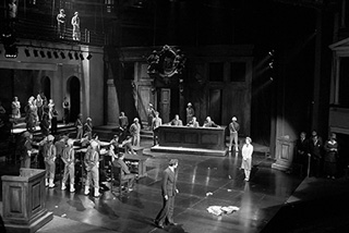 Сцена из спектакля “Нюрнберг”. Фото С.ПЕТРОВА