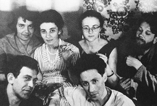 Вверху: Лариса Богораз, Марина Дормшлак, Мария Розанова, Андрей Синявский; внизу: Юлий Даниэль, Юрий Герчук. Начало 1960-х