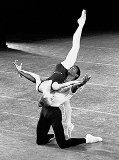 Хизер Уотс и Мэл Томлинсон (“Агон”). Choreography George Balanchine © The George Balanchine Trust and Photo © Paul KOLNIK
