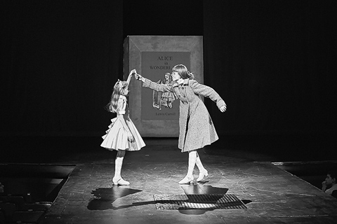 Сцена из спектакля “Алиsа”. Фото М.МАКЛАКОВА