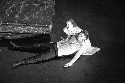 Сцена из спектакля "Ромео и Джульетта" Екатеринбургского театра оперы и балета. Фото Е.ЛЕХОВОЙ