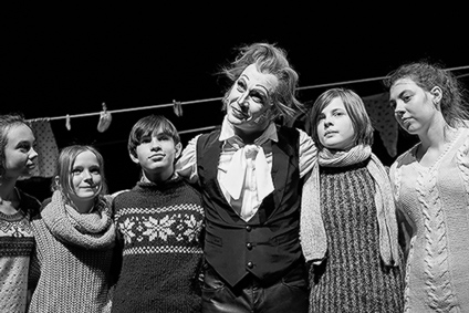 Евгений Миронов с детьми – участниками спектакля. Фото С.ПЕТРОВА
