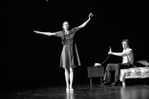 Сцена из балета “Двое на качелях”. Фото В.ЛОГАЧЕВА