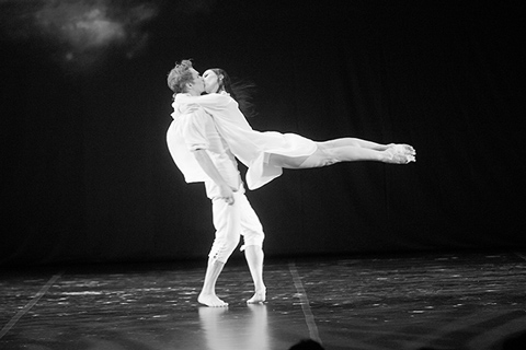 Сцена из балета “Парк”. Фото В.ЛОГАЧЕВА