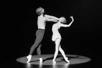 Сцена из балета “Duo concertant”. Фото Sebastien Mathe © Opera national de Paris