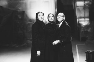 Сцена из спектакля “Три сестры”. Фото Ф.ПОДЛЕСНОГО