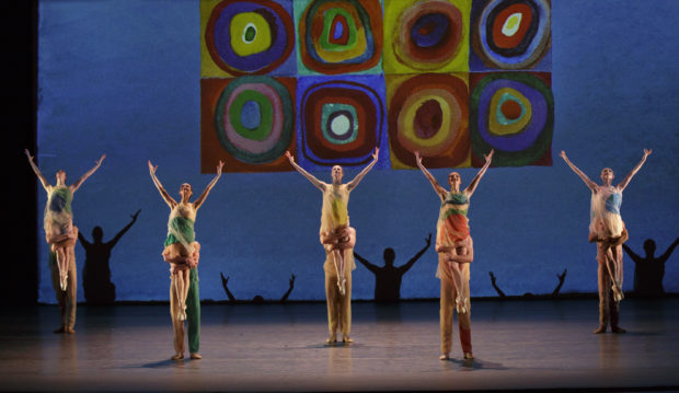 Сцена из балета "Картинки с выставки". Фото Paul Kolnik