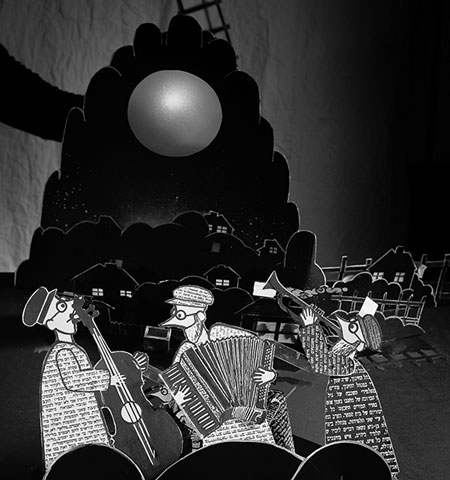Сцена из спектакля “Хелемская легенда – Полная луна”. Фото предоставлено пресс-службой фестиваля