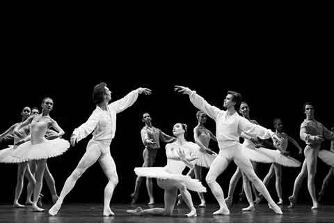 Сцена из балета “Этюды”. Фото Д.ЮСУПОВА