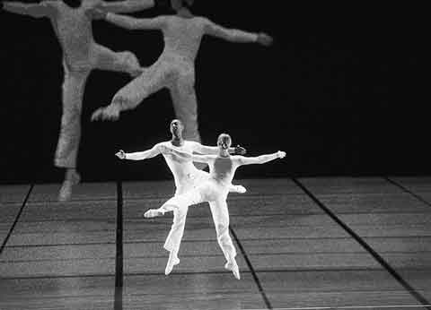 Сцена из спектакля “Dance”. Фото Jaime Roquedela Gruz