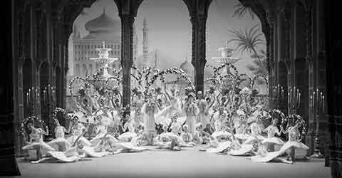 Сцена “Оживленный сад” из балета “Корсар”. Фото Б.АННАДУРДЫЕВА
