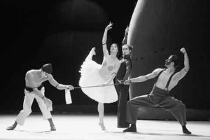 Сцена из балета “Петрушка”. Фото Е.ФЕТИСОВОЙ