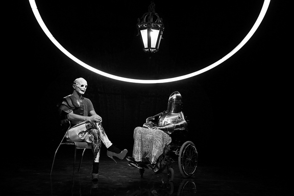 Сцена из спектакля "Гамлет+Фортинбрасмашина". Фото Fabio Lovino