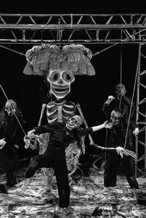 Сцена из спектакля “Dia de Muertos. День мертвых”. Фото И.АФАНАСЬЕВОЙ
