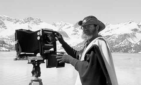 Кристофер Беркетт на съемках на Аляске