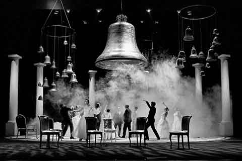 Сцена из спектакля “Свадьба Кречинского”. Фото предоставлено фестивалем 