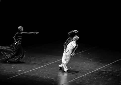 Сцена из балета “Идиот”. Фото О.МИХАЙЛОВОЙ