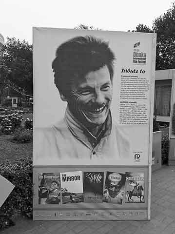 Постер с Андреем Тарковским на аллее перед входом в Национальный музей