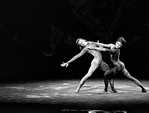 Сцена из спектакля “Ад – проект Данте”. Фото с сайта Королевского балета Великобритании