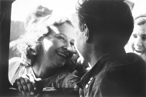 Встреча. Сталинград. 1943. Фото Георгия Липскерова