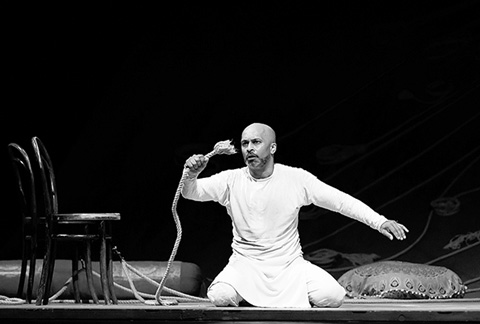 Акрам Кхан в спектакле “Xenos”. Фото Н.ВОРОНОВОЙ