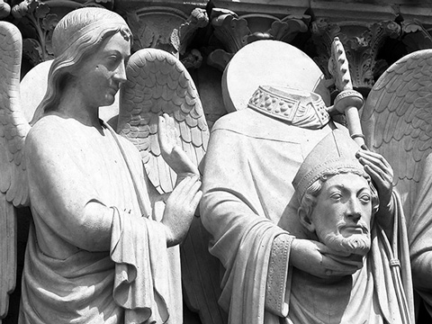 Статуя св. Дени с парижского собора Нотр-Дам