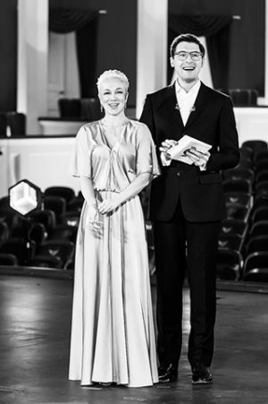 Ведущие Церемонии Дарья Мороз и Сергей Епишев. Фото Д.ДУБИНСКОГО