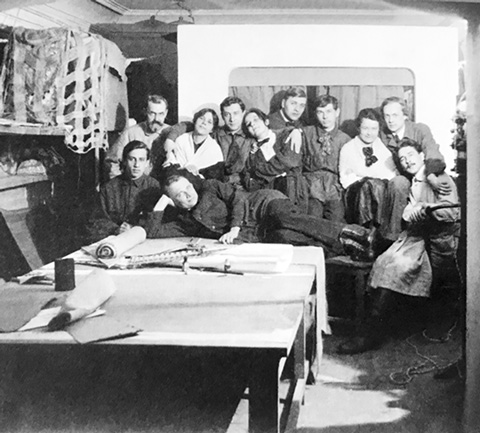Групповое фото студийцев. На столе лежит Б.Е.Захава, крайний справа стоит Ю.А.Завадский