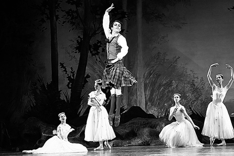 Сцена из балета “Сильфида”. Фото Д.ЮСУПОВА 
