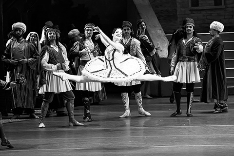Сцена из балета “Корсар”. Фото Д.ЮСУПОВА
