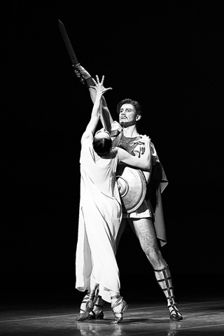 Сцена из балета “Спартак”. Фото А.ПОТАПОВА