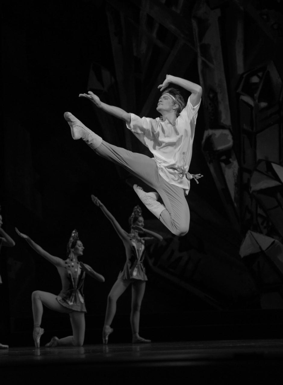 Алексей Любимов в роли Данилы в балете «Каменный цветок». Фото И.ЗАХАРКИНА