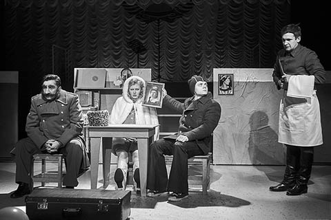 Сцена из спектакля “Генерал и его семья”. Фото В.ДМИТРИЕВА