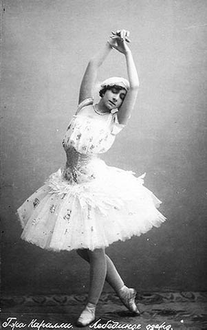Вера Каралли в партии Одетты в балете “Лебединое озеро”