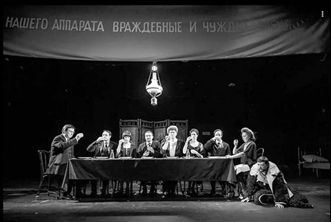 Сцена из спектакля “Товарищ Кисляков”. Фото В.ПОСТНОВА
